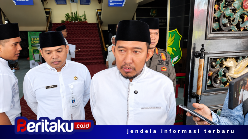 Foto: Bupati Sumenep Achmad Fauzi Wongsojudo (tengah) mengenakan pakaian santri putih saat memberikan instruksi tegas kepada Dinkes P2KB Sumenep terkait kejelasan kasus kematian pasien RS BHC.