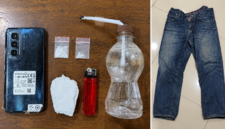 Foto: Deretan barang bukti berupa dua poket plastik klip sabu, alat isap bong dari botol plastik, pipet kaca, tisu, korek api gas, satu unit ponsel, serta celana jeans yang disita petugas Satresnarkoba Polresta Sumenep dari dua terduga pelaku di Desa Lenteng Timur.