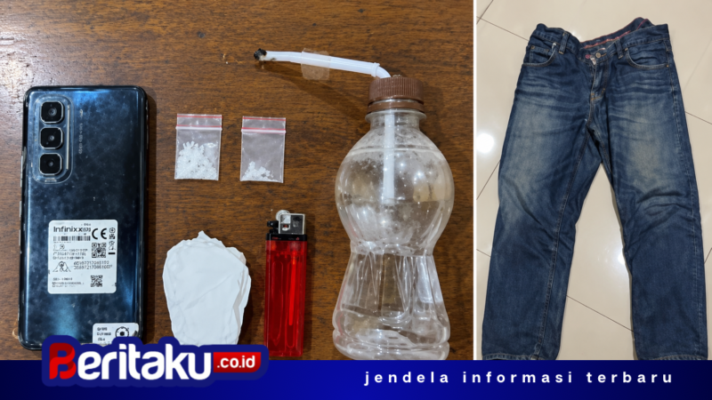 Foto: Deretan barang bukti berupa dua poket plastik klip sabu, alat isap bong dari botol plastik, pipet kaca, tisu, korek api gas, satu unit ponsel, serta celana jeans yang disita petugas Satresnarkoba Polresta Sumenep dari dua terduga pelaku di Desa Lenteng Timur.