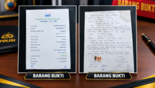 Foto: Barang bukti slip transaksi transfer bank dan dokumen surat pernyataan bertandatangan yang disita Satreskrim Polresta Sumenep untuk menjerat tersangka tindak pidana penipuan dan penggelapan dana umrah.
