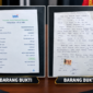 Foto: Barang bukti slip transaksi transfer bank dan dokumen surat pernyataan bertandatangan yang disita Satreskrim Polresta Sumenep untuk menjerat tersangka tindak pidana penipuan dan penggelapan dana umrah.