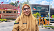 Foto: Kepala Dinkes P2KB Kabupaten Sumenep drg. Elliya Fardasah (depan) dengan latar belakang Kantor Dinas Kesehatan P2KB Sumenep (kiri) dan RS Baghraf Health Care (BHC) Sumenep (kanan).