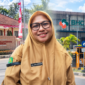 Foto: Kepala Dinkes P2KB Kabupaten Sumenep drg. Elliya Fardasah (depan) dengan latar belakang Kantor Dinas Kesehatan P2KB Sumenep (kiri) dan RS Baghraf Health Care (BHC) Sumenep (kanan).