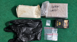 Foto: Deretan barang bukti yang diamankan Polsek Kangean, meliputi paket bungkusan titipan, kantong plastik hitam, satu plastik klip berisi sabu, 17 plastik klip kosong, serta bungkus rokok hitam yang digunakan untuk menyembunyikan barang haram.